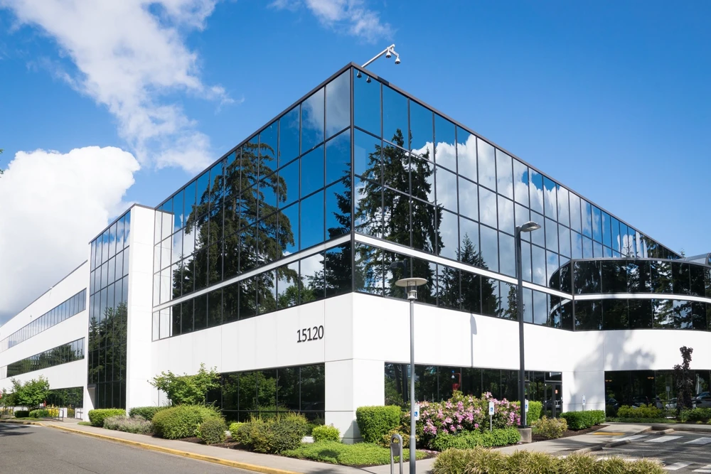 Imagem ilustrativa de um edifício corporativo moderno